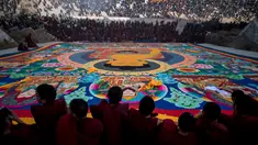Sejumlah Biksu Tibet menggelar sebuah thangka raksasa saat upacara Monlam atau yang dikenal Festival Doa Agung Losar di Biara Rongwo, Tibet (1/3). Upacara keagamaan ini digelar untuk merayakan Tahun Baru Tibet. (AFP/Johannes Eisele)