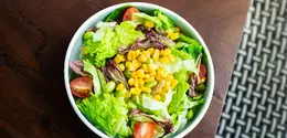 Sayuran segar bisa diolah menjadi hidangan praktis tanpa perlu dimasak. Selain mudah dibuat, menu ini juga cocok untuk variasi makanan sehari-hari. (Foto/Dok: Pexels)