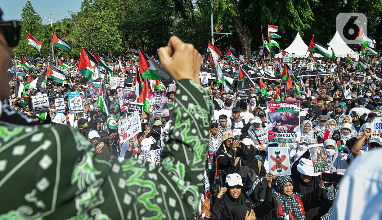 Tampak sejumlah massa yang telah memadati kawasan gedung Kedubes AS sejak pagi tadi kompak menyuarakan pembebasan Palestina. (Liputan6.com/Faizal Fanani)