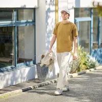 Begini tips memilih T-shirt sesuai bentuk tubuh agar terlihat lebih stylish dan nyaman. (Foto/Dok: UNIQLO Indonesia)