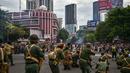 Anggota Komunitas Roode Brug Soerabaia dan Reenactor Indonesia berpartisipasi dalam reka ulang Pertempuran Surabaya, di Surabaya pada Minggu 2 November 2025. Pertunjukan dibuka dengan pembacaan puisi, disusul adegan kemarahan arek-arek Suroboyo yang menyobek selebaran pasukan Sekutu. (Juni KRISWANTO/AFP)