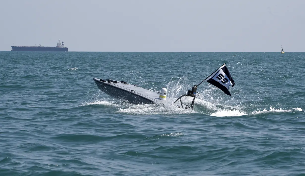 Kapal permukaan tak berawak (USV) T-12 Man-Portable Tactical Autonomous Systems (MANTAS) berlayar di perairan Teluk saat latihan angkatan laut bersama antara Komando Armada ke-5 AS dan pasukan Bahrain, 26 Oktober 2021. (MAZEN MAHDI/AFP)