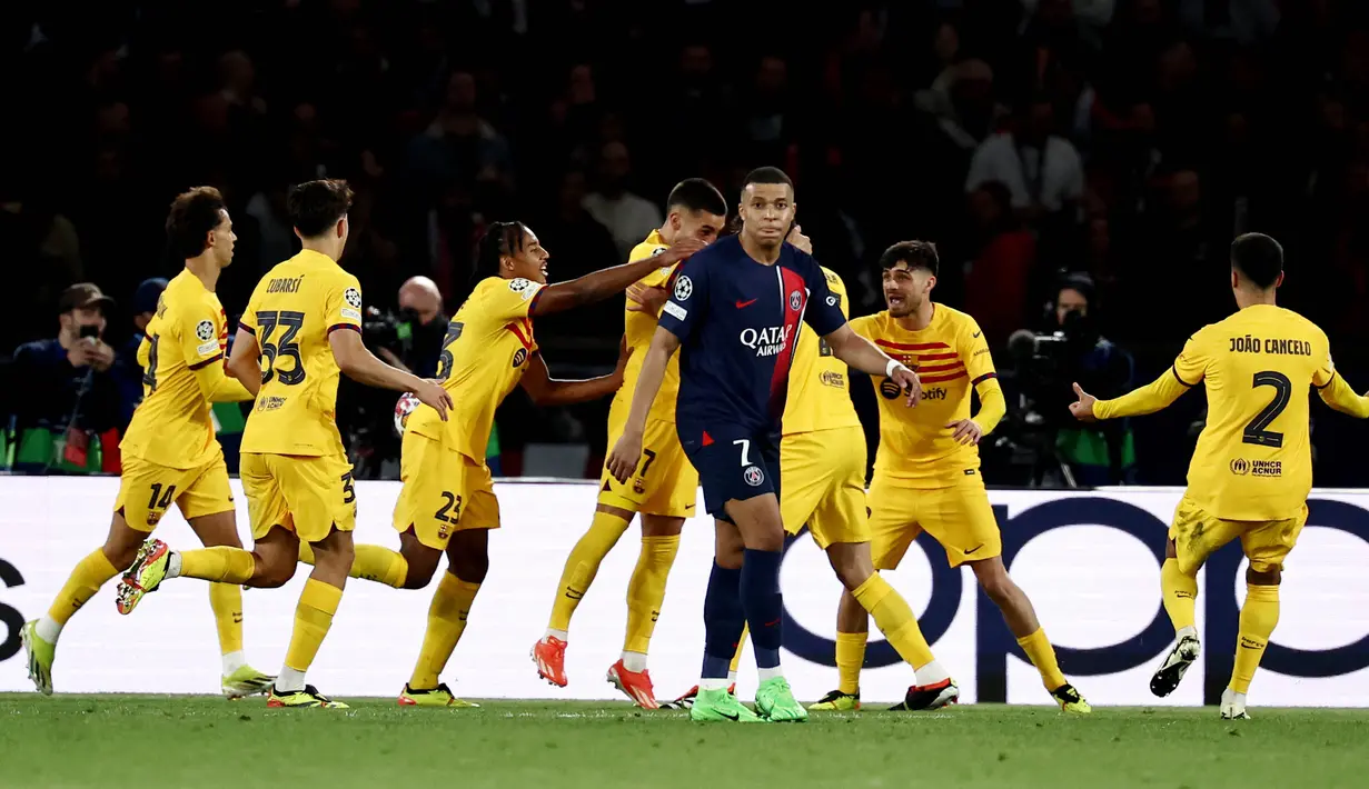 Pemain Barcelona merayakan gol di depan pemain Paris Saint-Germain, Kylian Mbappe, pada laga leg pertama perempat final Liga Champions di Stadion Parc des Princes, Kamis (11/4/2024). Berkat kemenangan ini, Barcelona punya modal apik untuk memainkan leg kedua di kandang mereka pada pekan depan. (AFP/Anne-Christine Poujoulat)