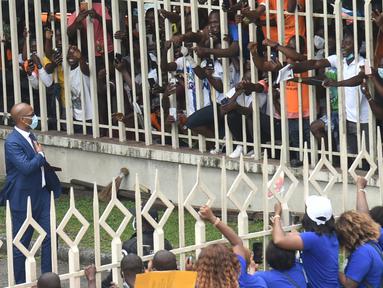Legenda Chelsea, Didier Drogba, menyapa pendukungnya saat akan mengajukan pencalonannya untuk menjadi presiden federasi sepakbola Pantai Gading di Abidjan, Minggu (2/8/2020). Pria berusia 42 tahun itu akan bersaing dengan empat calon lainnya. (AFP/Sia Kambou)