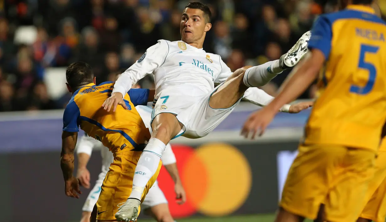 Pemain Real Madrid, Cristiano Ronaldo melakukan tendangan ke gawang APOEL Nicosia pada matchday kelima Liga Champions di Stadion GSP, Selasa (21/11). Ronaldo menyumbang dua dari enam gol Madrid dalam laga tandang itu. (AP/Petros Karadjias)