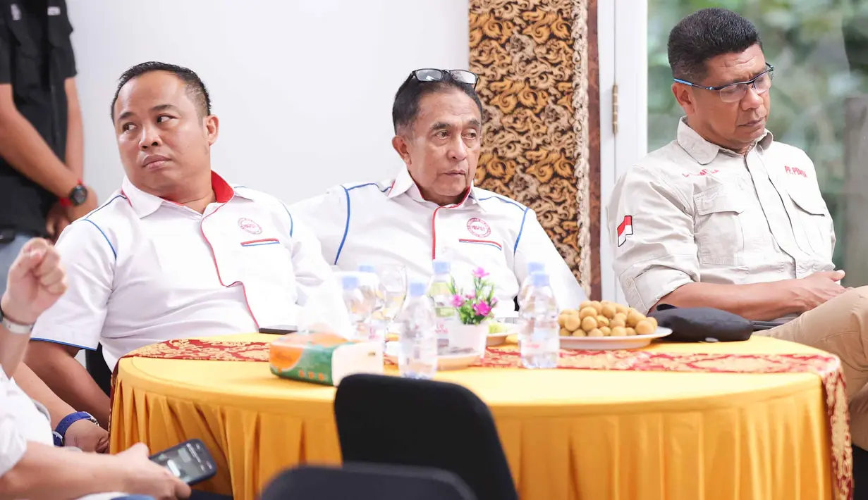 Sejumlah pengurus Persatuan Bola Voli Seluruh Indonesia (PBVSI) saat menghadiri syukuran peringatan Hari Ulang Tahun (HUT) PBVSI ke-71 di Gedung Serbaguna Padepokan Voli Sentul, Bogor, Jawa Barat, pada Kamis (26/2/2026) sore hari WIB. (Bola.com/Abdul Aziz)