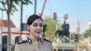 Saat mengenakan seragam polisinya yang memiliki model blazer dengan kancing emas berkantung. Aura kecantikannya meningkat saat mengenakan seragam. [@kinen_bhy]