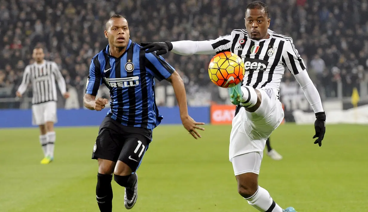 Bek Juventus, Patrice Evra (kanan) mengontrol bola dari kejaran penyerang Inter Milan, Jonathan Biabiany di leg pertama Coppa Italia di Stadion Olympic, Turin, (28/1/2016). Juventus menang atas Inter Milan dengan skor 3-0. (REUTERS/Giorgio Perottino)