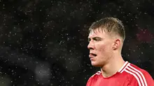 Striker MU Rasmus Hojlund tertunduk lesu ketika timnya kandas dari Nottingham Forest di Liga Inggris. (Oli SCARFF / AFP)