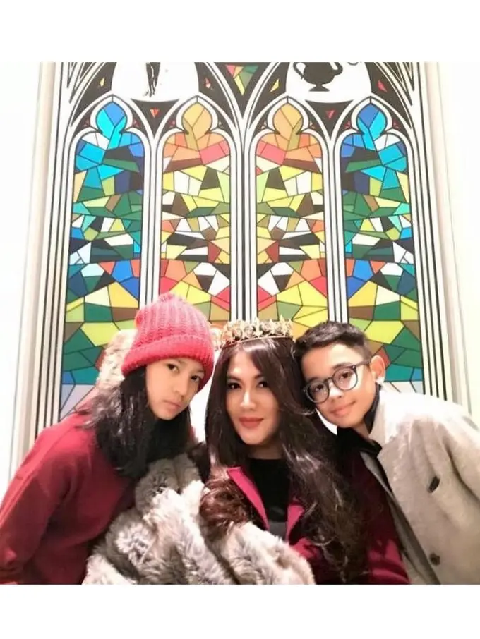 Beranjak Remaja, Ini 6 Potret Anak Kembar Cornelia Agatha yang Makin Menawan