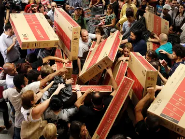 Pengunjung berebut televisi saat hari "Black Friday" di sebuah toko di Sao Paulo, Brasil, (24/11). Black Friday adalah tradisi hari belanja terbesar tahunan di Amerika yang berlangsung sehari setelah hari Thanksgiving. (REUTERS/Nacho Doce)