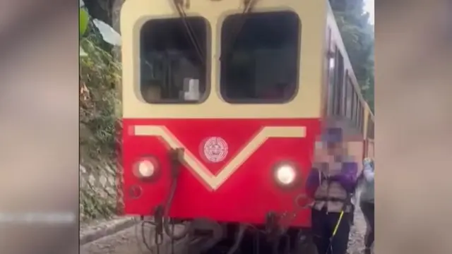 Turis di Taiwan Disenggol Kereta Saat Selfie di Dekat Rel, Agen Perjalanannya Didenda Rp102 Juta