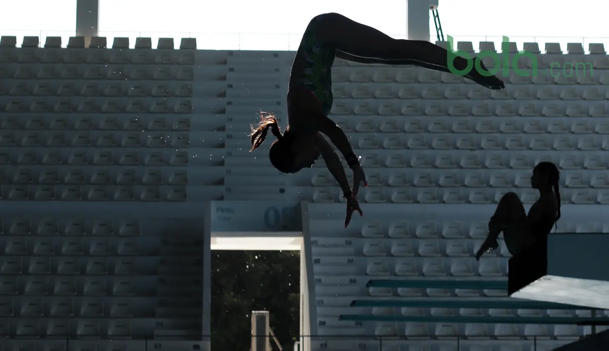 Gaya atlet loncat indah putri Indonesia beraksi pada sesi latihan di Aquatic Center, Senayan, Jakarta, Kamis (15/3/2018). Latihan tersebut merupakan persiapan menuju Asian Games 2018. (Bola.com/Nick Hanoatubun)