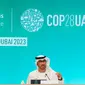 Presiden COP28 Sultan Ahmed Al Jaber berbicara pada konferensi pers pembukaan KTT iklim PBB di Dubai pada 30 November 2023. Hampir 200 negara sepakat pada 30 November untuk meluncurkan dana guna mendukung negara-negara yang terdampak pemanasan global, dalam cara yang "bersejarah" momen dimulainya perundingan iklim PBB di UEA yang kaya minyak. (KARIM SAHIB / AFP)