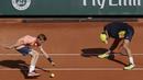 Seorang ball boy mengambil bola saat petenis Serbia, Dusan Lajovic gagal mengembalikan bola ke arah petenis Jerman, Alexander Zverev pada ajang Prancis Terbuka 2018 di Roland Garros stadium, Paris, France, (30/5/2018). (AP/Alessandra Tarantino)