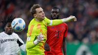 Manuel Neuer berlari keluar dari kotak penalti untuk menerjang Frimpong, pada menit ke-17 pertandingan 16 besar Piala Jerman. (AFP/Michaela Stache)