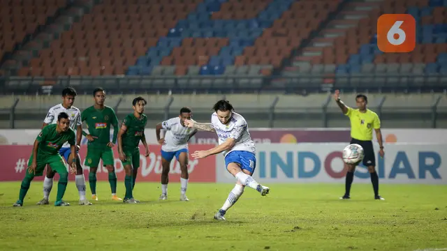 Foto: Melihat Gol Cantik Boaz Solossa saat PSS Sleman Bertemu Persib Bandung di Perempat Final Piala Presiden 2022