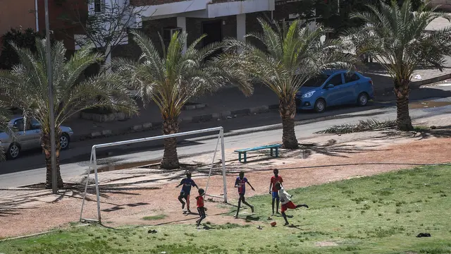 Semangat Anak-Anak Sudan Bermain Sepak Bola