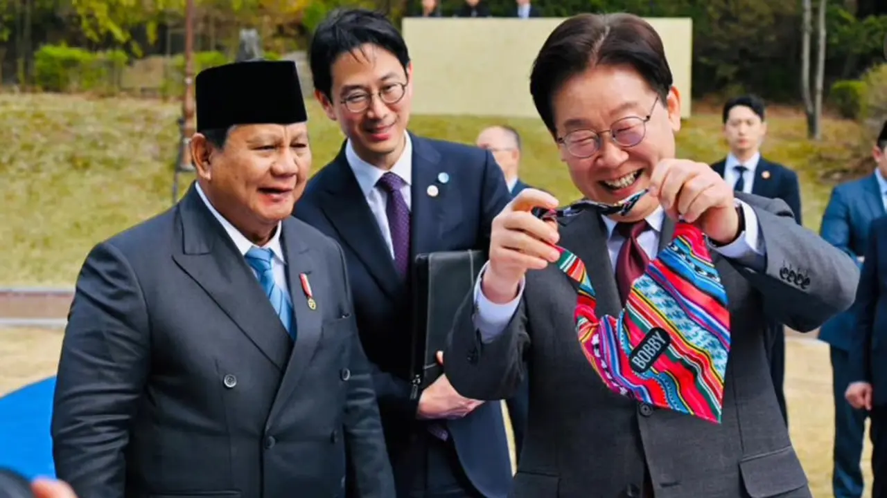 Momen Presiden Prabowo sukses membuat Presiden Korea Selatan Lee Jae Myung tertawa terbahak usai menerima hadiah pernak-pernik untuk anjing peliharaannya. (Dok: Setkab)