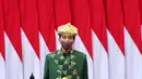 Menyertai foto berbaju Paksian dengan latar deret bendera Merah Putih, Jokowi mengingatkan krisis demi krisis masih menghantui dunia. Geopolitik dunia mengancam keamanan kawasan. “Karena itulah kita harus selalu: Eling lan Waspodo. Selalu ingat dan waspada, cermat dalam bertindak, hati-hati dalam melangkah,” tulis Jokowi. “Semoga Tuhan Yang Maha Kuasa senantiasa mempermudah upaya kita,” imbuhnya. (Foto: Dok. Instagram @jokowi)