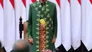 Menyertai foto berbaju Paksian dengan latar deret bendera Merah Putih, Jokowi mengingatkan krisis demi krisis masih menghantui dunia. Geopolitik dunia mengancam keamanan kawasan. “Karena itulah kita harus selalu: Eling lan Waspodo. Selalu ingat dan waspada, cermat dalam bertindak, hati-hati dalam melangkah,” tulis Jokowi. “Semoga Tuhan Yang Maha Kuasa senantiasa mempermudah upaya kita,” imbuhnya. (Foto: Dok. Instagram @jokowi)