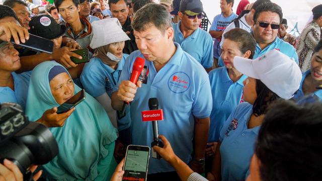 Presidium Relawan Prabowo Subianto (PRPS) dan adik kandung calon presiden (capres) nomor urut 02 Prabowo Subianto, Hashim Djojohadikusumo menyambangi Desa Pantai Bahagia, Kecamatan Muara Gembong, Kabupaten Bekasi, Jawa Barat pada Rabu 17 Januari 2024.