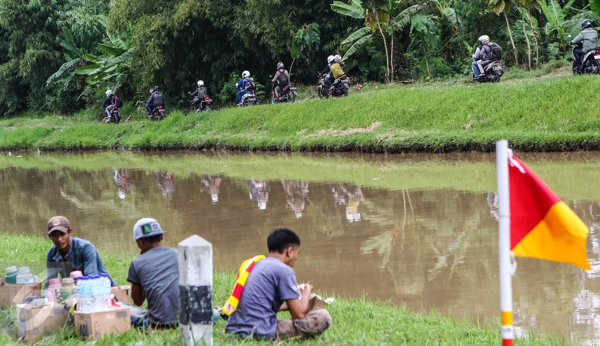Sejumlah pemudik motor menerobos jalan perkampungan di kawasan Ketanggungan, Kabupaten Brebes, Jateng, Senin (4/6). Volume kendaraan yang meningkat dari keluar tol Pejagan membuat jalur perkampungan sebagai jalur alternatif. (Liputan6.com/Fery Pradolo)