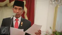 Presiden Jokowi memberikan pernyataan pers terkait kecelakaan Pesawat Trigana di Papua, Jakarta, Senin (17/8/2015). Presiden telah menugaskan tim taktis untuk mengevakuasi Pesawat Trigana Air yang jatuh. (Liputan6.com/Faizal Fanani)