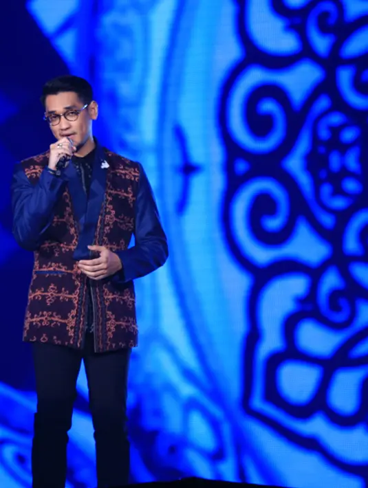 Selain tampil maksimal, Afgan pun juga berusaha untuk mengimbangi Harvey dengan cara mengulik lagu-lagunya dan menyempatkan waktu untuk latihan bersama. (Adrian Putra/Bintang.com)