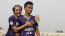Striker Persita Tangerang, Chandra Waskito, merayakan gol yang dicetak Sirvi Arfani ke gawang Persibat Batang pada laga Liga 2 di Stadion Sport Center, Tangerang, Selasa (2/7). Persita menang 4-0 atas Persibat. (Bola.com/Vitalis Yogi Trisna)
