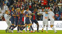 Pemain Paris Saint-Germain (PSG) bersitegang dengan pemain Marseille pada laga Ligue 1 di di Stade de France, Senin (14/9/2020). PSG takluk 0-1 dari Marseille. (AP Photo/Michel Euler)