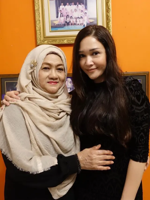 Jarang Terekspos, Ini 6 Potret Ibu Maia Estianty yang Awet Muda
