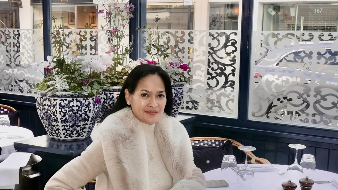 Donna Harun saat liburan di London, tetap kece meski sudah punya banyak cucu
