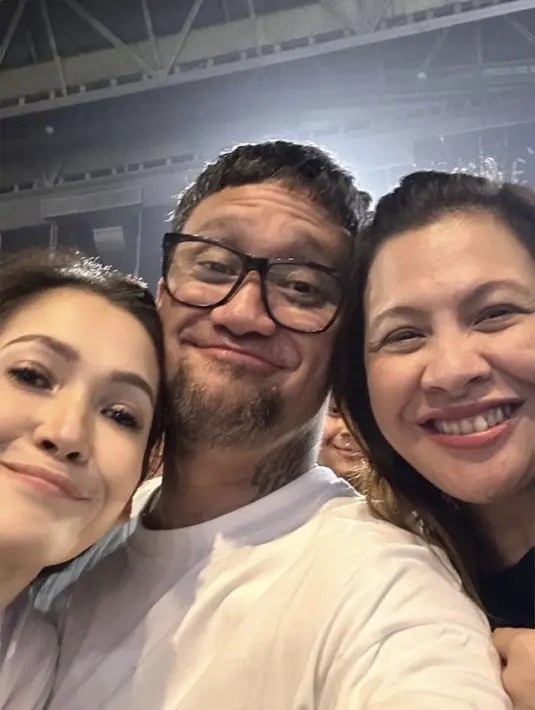 Tak hanya Hesti dan Enzy yang mengenakan baju putih. Tora Sudiro dan Mieke Amalia juga mengenakan kaos putih saat hadir di di Tepok Bulu 2023. [@t_orasudi_ro]