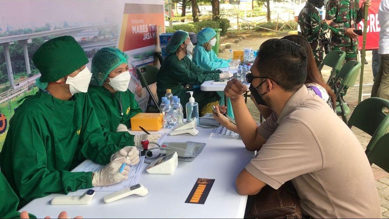 TNI Gelar Vaksinasi Covid-19 Drive Thru di Tol Jagorawi