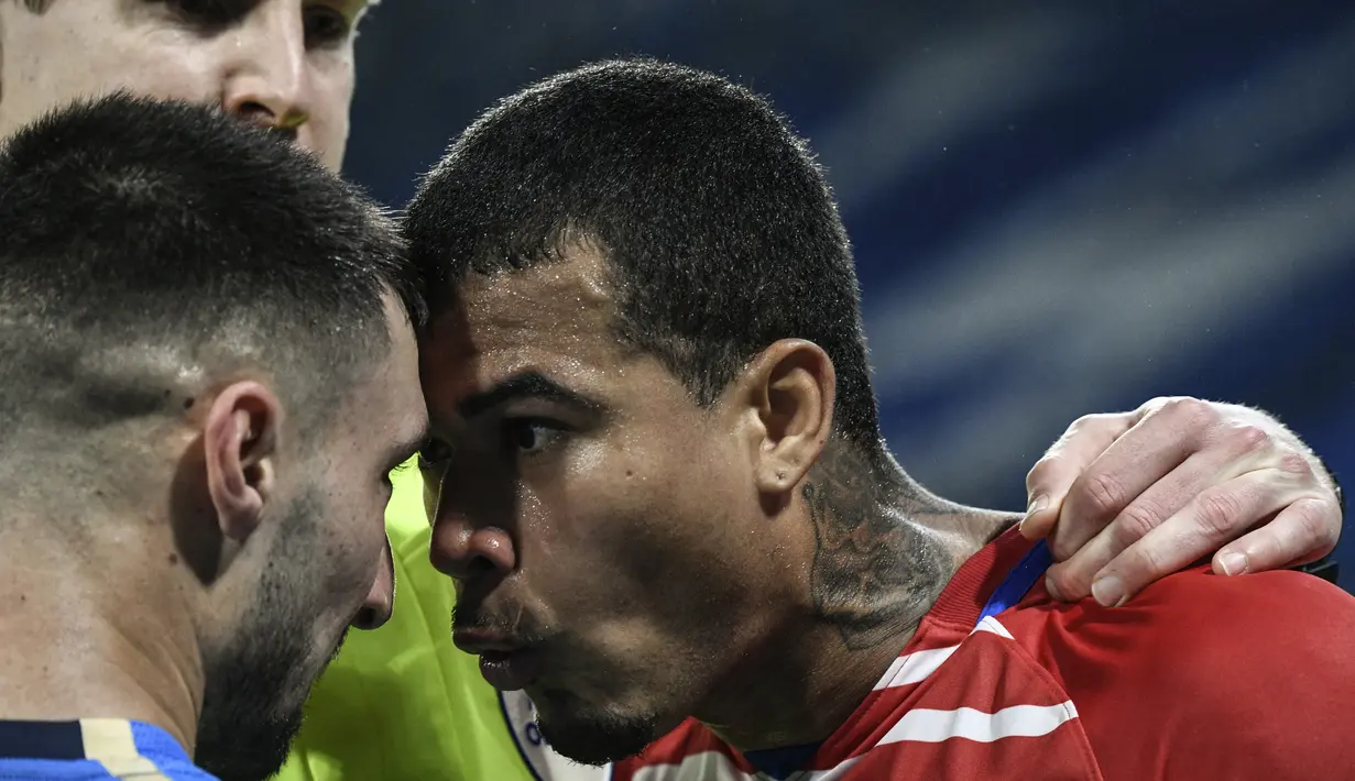 Gelandang Granada, Kenedy (kanan) adu mulut dengan gelandang Napoli Matteo Politano dalam pertandingan leg kedua Liga Europa, Kamis (25/2/2021). (Foto: AFP/Filippo Monteforte)