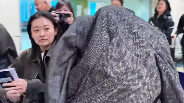 Jennie Ubah Gaun Maison Margiella Jadi Merah Menyala di Karpet Merah Golden Disc Awards ke-40