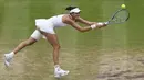 Petenis Spanyol, Garbine Muguruza, mengembalikan bola saat melawan Venus Williams pada laga final Wimbledon di All England Lawn Tennis Club, Inggris, Sabtu (15/7/2017). Muguruza menang 7-5 dan 6-0 atas Williams. (AFP/Facundo Arrizabalaga)