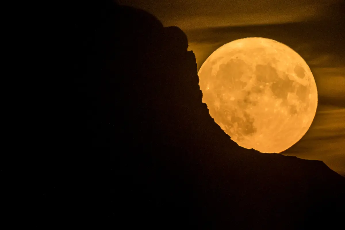 Keindahan Full Buck Supermoon Hiasi Langit di Berbagai Negara