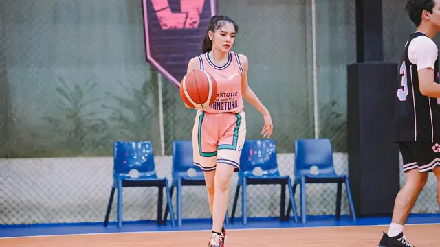 Potret Davina Karamoy Bergaya Tomboy, Aura Cantiknya Tak Terbendung. (instagram/davinaakaramoy)