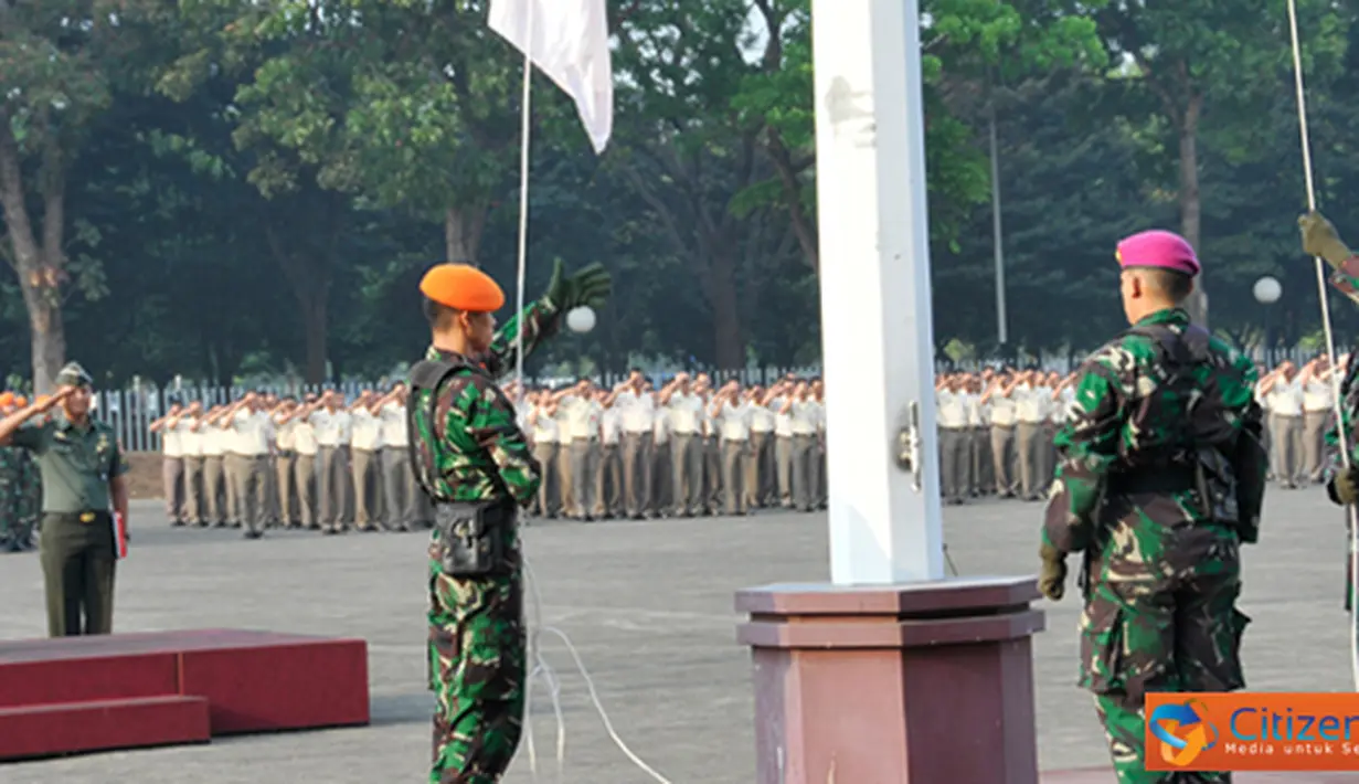 Citizen6, Cilangkap:  Kababinkum TNI Mayor Jenderal TNI S. Supriyatna, menjadi Irup pada upacara bendera tujuh belasan yang diikuti oleh segenap personel TNI baik militer maupun PNS di Lapangan Upacara Mabes TNI Cilangkap, Jakarta, Senin (17/9). (Pengirim