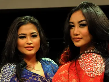 Duo Serigala menggelar konferensi pers terkait kasus penyebaran foto vulgar di media sosial, Jakarta, Kamis (16/4/2015). Duo Serigala telah melaporkan kasus tersebut kepada pihak kepolisian sebagai pencemaran nama baik. (Liputan6.com/Faisal R Syam)