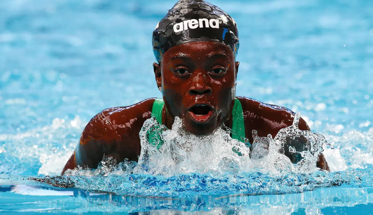 Rechael Tonjor asal  Nigeria beraksi dalam  lomba renang wanita 100 m gaya bebas di Aquatics World Champions, Kazan, Rusia, Senin (3/8/2015). Rusia pertama kali menjadi tuan rumah dalam gelaran  ini. (REUTERS/Stefan Wermuth)