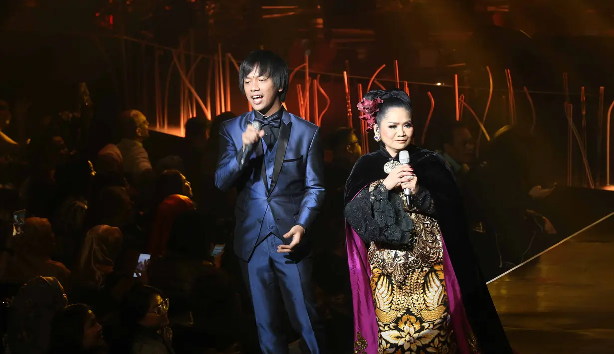 Diakui Rian D’Masiv bahwa dirinya memang besar dengan lagu-lagu yang dibawakan oleh Vina Panduwinata. Sejak saat itu juga lah Rian sangat mengidolakan sosok Vina sampai sekarang ini. (Nurwahyunan/Bintang.com)