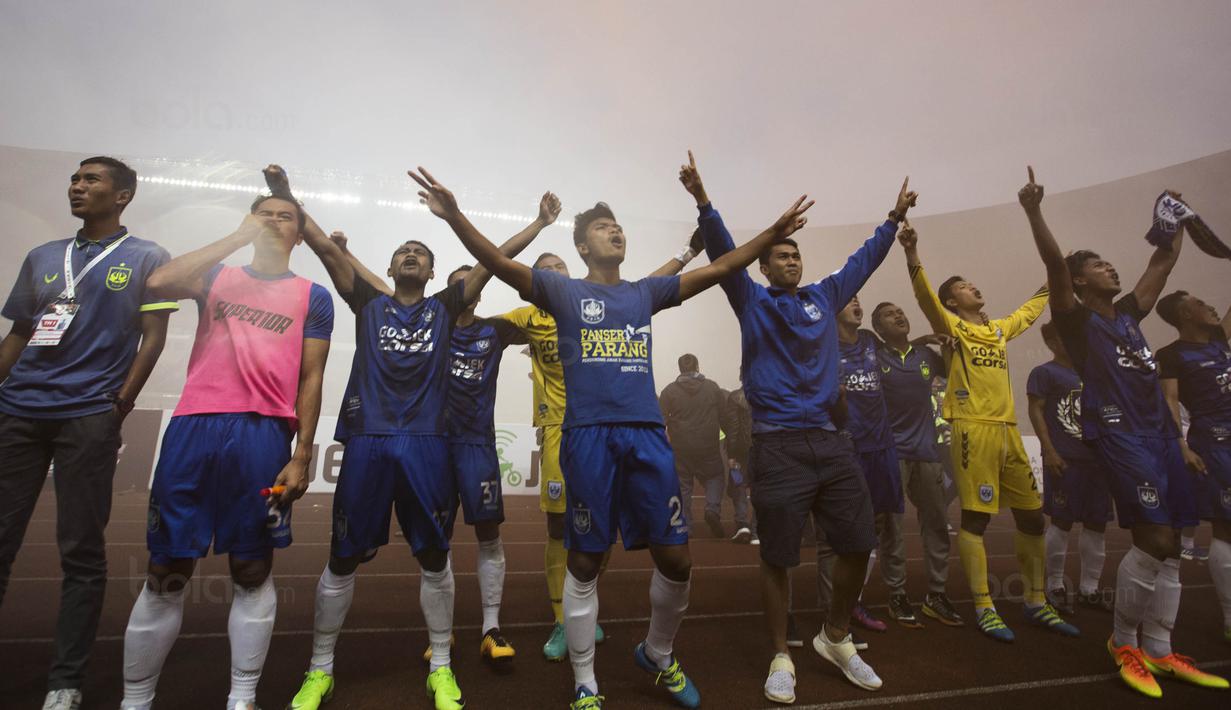 Para pemain PSIS merayakan kemenangan atas Martapura FC pada laga perebutan tempat ketiga Liga 2 di Stadion GBLA, Bandung, Selasa (28/11/2017). PSIS menang 6-4 atas Martapura FC. (Bola.com/Vitalis Yogi Trisna)