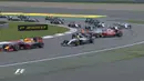 Dua pebalap Ferrari terlibat tabrakan di tikungan pertama F1 GP China di Sirkuit Internasional Shanghai, China, Minggu (17/4/2016). Kedua pebalap tetap bisa melanjutkan lomba. (Bola.com/Twitter/F1)