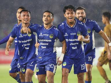 Pemain PSIM Yogyakarta meryakan gol kemenangan yang dicetak oleh Daniel Roken Tampubolon&nbsp;(tengah) pada laga final Pegadaian Liga 2 2024/2025 melawan Bhayangkara FC di Stadion Manahan, Solo, Jawa Tengah, Rabu (26/02/2025). (Bola.com/Abdul Aziz)