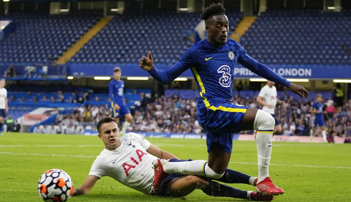 Bek Tottenham Hotspur, Sergio Reguilon (kiri) berebut bola dengan gelandang Chelsea, Callum-Hudson Odoi dalam laga uji coba pramusim 2021/2022 di Stamford Bridge, London, Rabu (4/8/2021). Tottenham bermain imbang 2-2 dengan Chelsea. (Foto: AP/Matt Dunham)