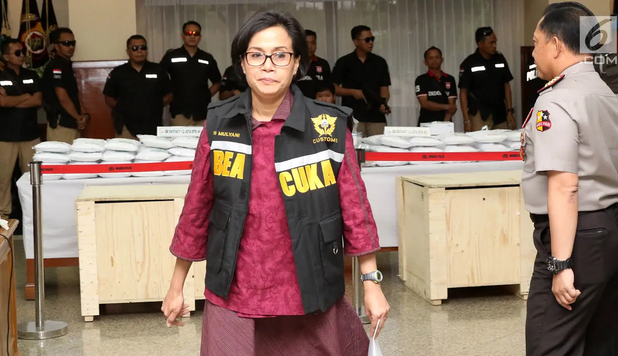 Menteri Keuangan Sri Mulyani saat melihat barang bukti kasus penyelundupan ekstasi di Mabes Polri, Jakarta, Selasa (1/8). (Liputan6.com/Immanuel Antonius)