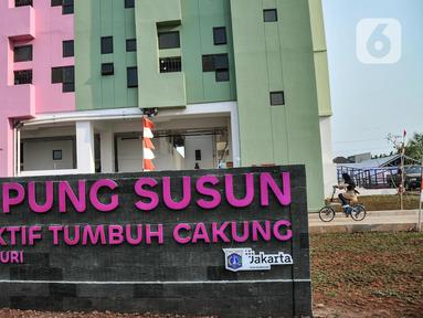 Warga bersepeda di Kampung Susun Produktif Tumbuh Cakung Eks. Bukit Duri, Jakarta Timur, Kamis (25/8/2022). Gubernur DKI Jakarta Anies Baswedan hari ini meresmikan Kampung Susun Produktif Tumbuh Cakung yang hanya dikhususkan untuk warga eks Bukit Duri yang terkena dampak gusuran program normalisasi Sungai Ciliwung. (merdeka.com/Iqbal S. Nugroho)